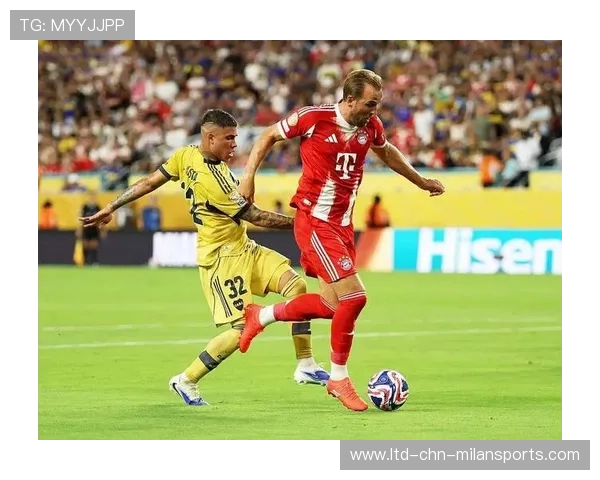 拜仁边路传中多次威胁，头球人把握能力强